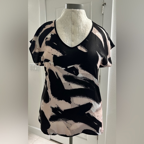 Short sleeved, v-neck top. Calvin Klein top w/zip back. Black/pink. Medium. - Picture 1 of 8